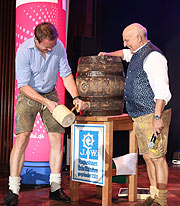 Rodelweltmeister Felix Loch zapfte das erste Fass an  mit vier Schl&auml;gen (&copy;Foto: Martin Schmitz)